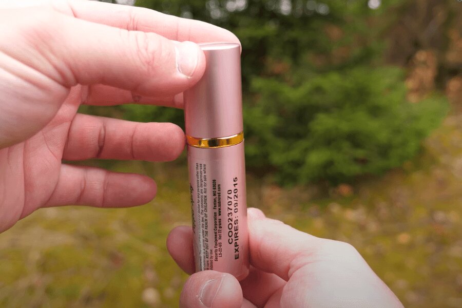 Спрей за самозащита под формата на червило UV Sabre Red<sup>®</sup>. Източник: Rigad