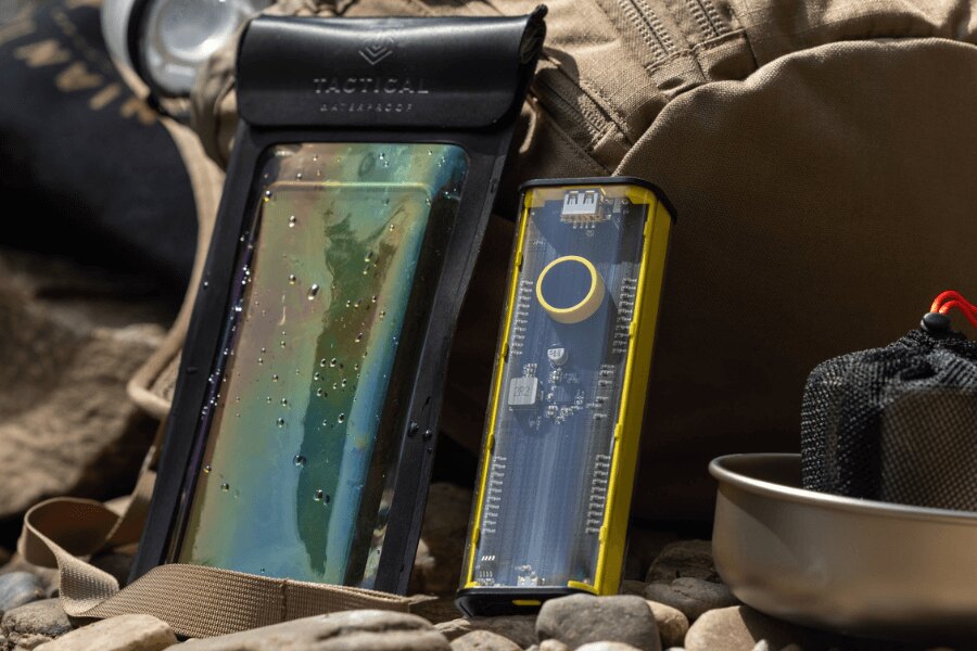 Пауърбанк C4 Explosive Tactical<sup>®</sup> 9600 mAh и водоустойчив калъф за телефон за външна употреба. Снимка: Rigad