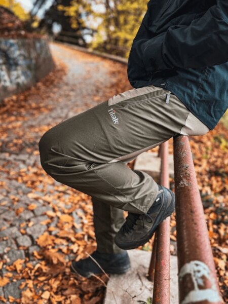 Outdoor панталони Tilak по време на есенна разходка по камениста пътека. Снимка: Rigad