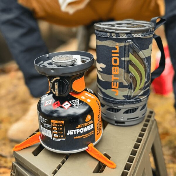 Готварска печка Jetboil с патрон Jetpower и изолационна тенджера на основата. Снимка: Rigad