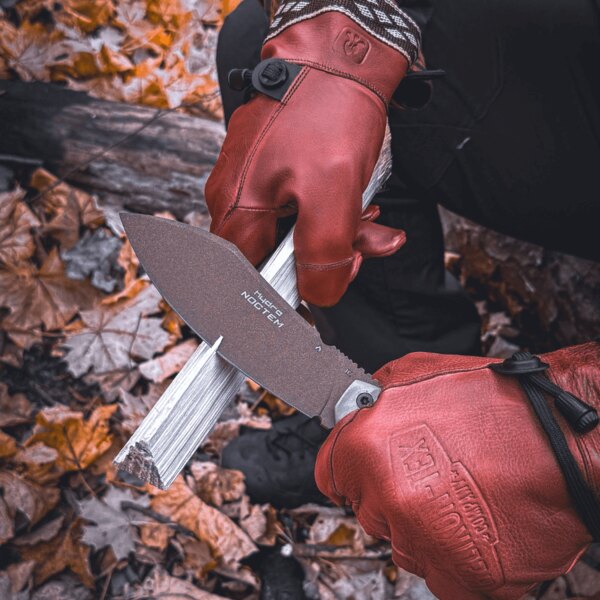 Работа с нож Noctem Hydra Knives<sup>®</sup> в кожени зимни ръкавици Woodcrafter Helikon-Tex<sup>®</sup>. Източник: Rigad
