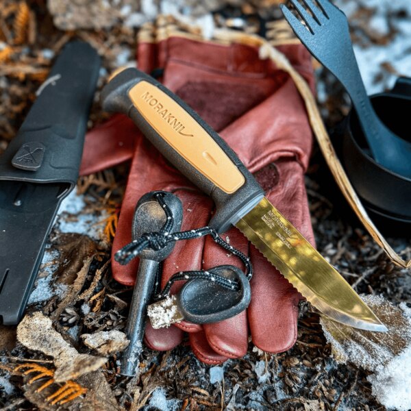 Нож ROPE Morakniv<sup>®</sup> с огниво, ръкавици и друго bushcraft оборудване. Източник: Rigad