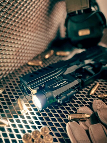 Тактическо LED фенерче Fenix GL22R, монтирано на оръжие – идеално за охранителни и отбранителни цели. Снимка: Rigad