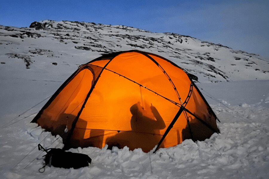 Оранжева палатка в снега. Източник: https://www.pexels.com/cs-cz/foto/ryma-studeny-snih-hory-20809686/
