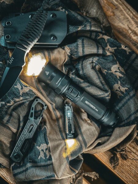 Тактическо фенерче P84 NexTorch<sup>®</sup> на екипировка с нож ANV и EDC оборудване. Снимка: Rigad