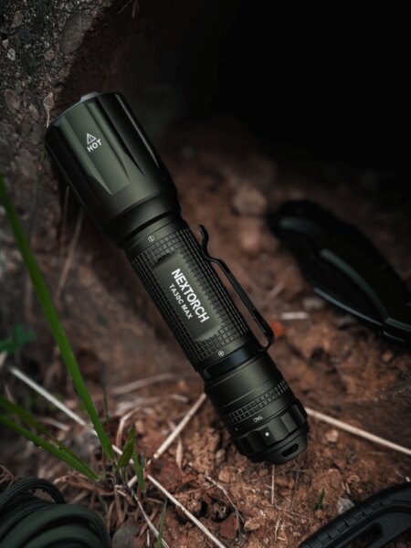 Тактическото фенерче TA30 NexTorch<sup>®</sup> в открита среда на земята. Снимка: Rigad