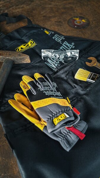 Работни ръкавици Mechanix Wear на работната маса – издръжливи ръкавици, подходящи за зимна работа с вериги, изтегляне на автомобил и работа на студено. Снимка: Rigad