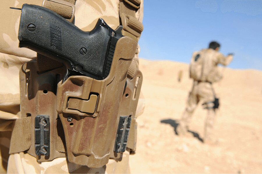 Кобур за пистолет. Източник: https://upload.wikimedia.org/wikipedia/commons/thumb/a/a3/Sig_Sauer_Pistol_MOD_45151204.jpg/1024px-Sig_Sauer_Pistol_MOD_45151204.jpg