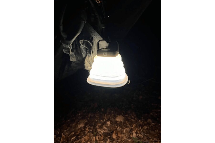 Scout Solar Light Tactical свети в тъмното.