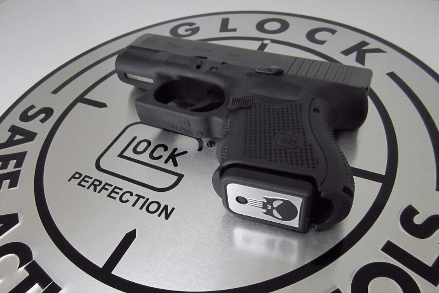 пистолет Glock. Източник: https://pixabay.com/cs/photos/zbra%C5%88-pistole-glock-glock-26-2102396/