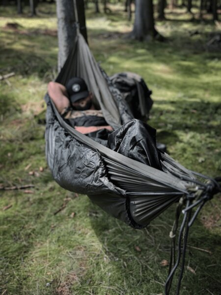 Хамак с underquilt, окачен между дървета, долна изолация за комфортен сън в студена среда. Снимка: Rigad