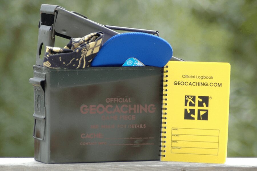 геокешинг, метален кеш. Източник: https://commons.wikimedia.org/wiki/File:Geocaching_Container_-_Regular,_foto_Cache_Mania.jpg