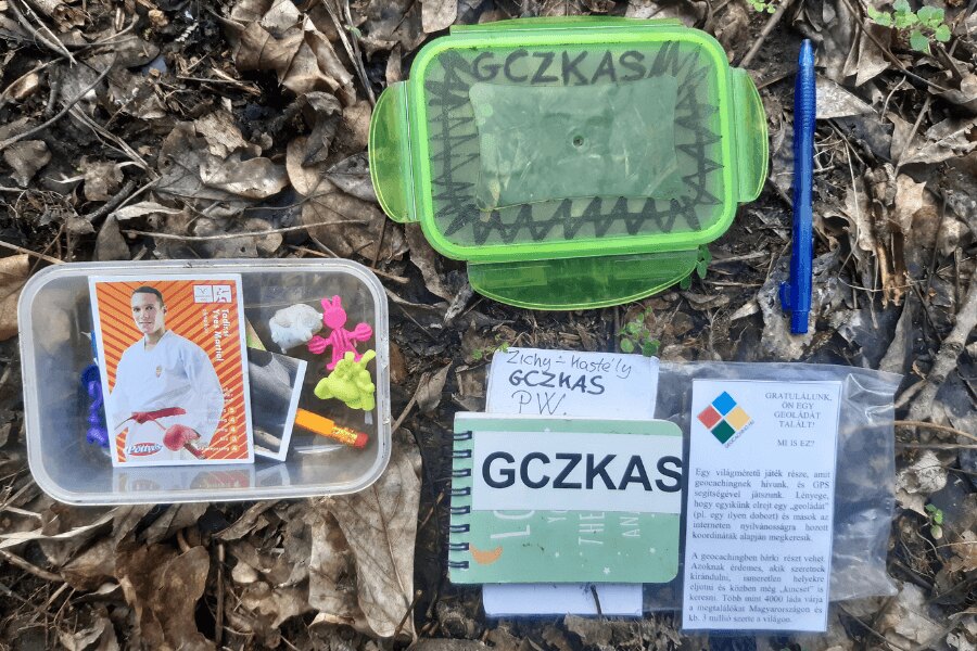 геокешинг, разглобена кешка. Източник: https://commons.wikimedia.org/wiki/File:GCZKAS_cache_in_Zichy%C3%BAjfalu.jpg