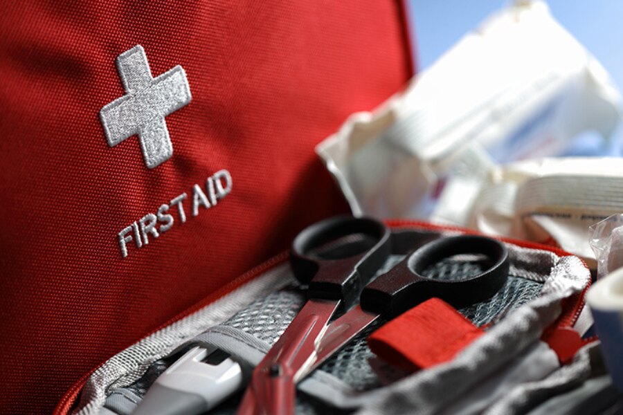 Аптечка и медицински ножици. Източник: https://commons.wikimedia.org/wiki/File:A-first-aid-kit.jpg