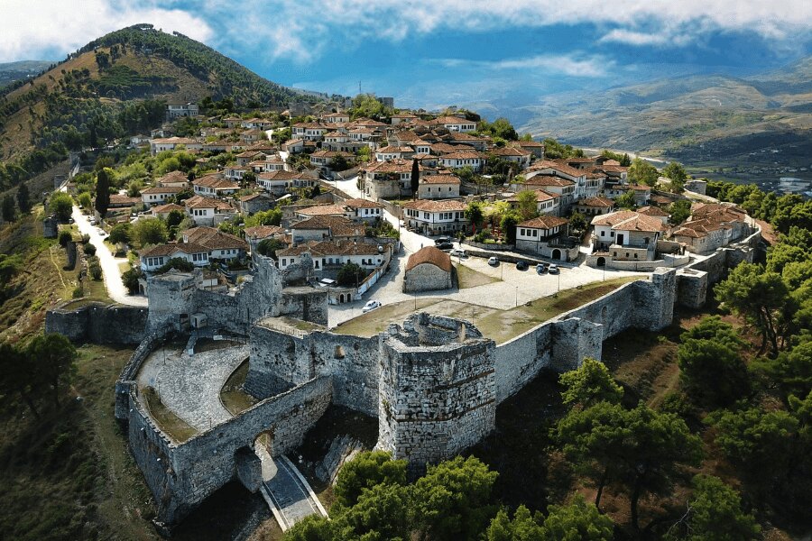 Албания, Берат. Източник: https://www.pexels.com/cs-cz/foto/krajina-kopec-cestovani-hrad-5987058/