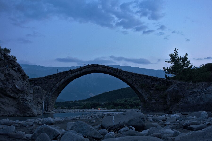 Албания, Ленгарица. Източник: https://commons.wikimedia.org/wiki/File:River_Lengarica_with_Ura_e_Kadiut_and_Mount_Nem%C3%ABr%C3%A7ka_and_bonfire.jpg