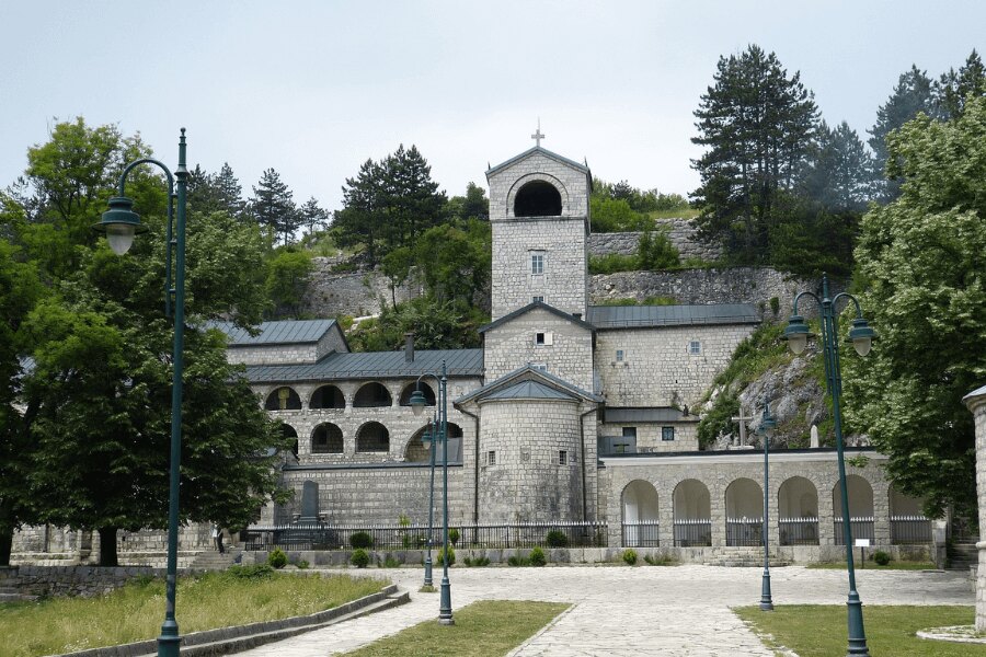 Черна гора, Цетине. Източник: https://pixabay.com/cs/photos/cetinje-%C4%8Dern%C3%A1-hora-hlavn%C3%AD-m%C4%9Bsto-824518/