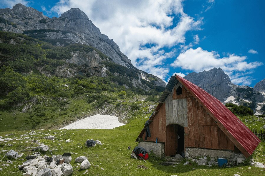Черна гора, Дурмитор. Източник: https://www.pexels.com/cs-cz/foto/krajina-hora-dum-chata-3768736/