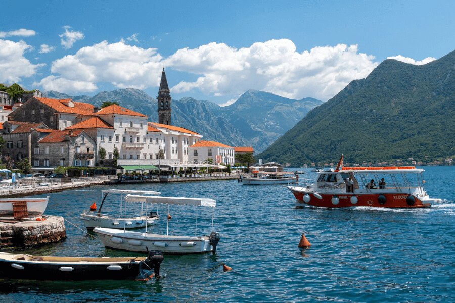 Черна гора, Бока Которска. Източник: https://pixabay.com/cs/photos/perast-mo%C5%99e-%C4%8Dern%C3%A1-hora-lod%C4%9B-4613542/