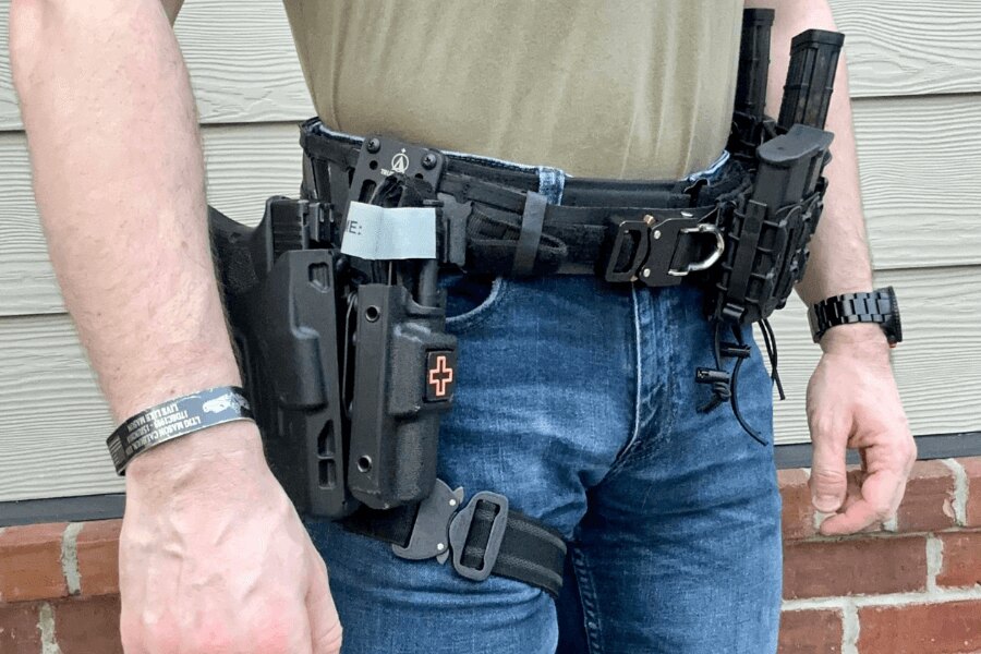 Колан Magnetix Battle Belt Agilite Gear с кобур, пистолет и пълнители. Източник: agiliteinternational.com