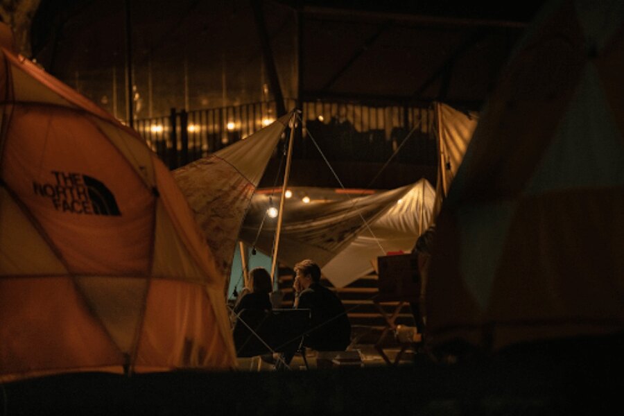 палатки в къмпинга през нощта. Източник: https://pixabay.com/cs/photos/kempov%C3%A1n%C3%AD-stan-p%C5%99%C3%ADtel-noc-4932314/
