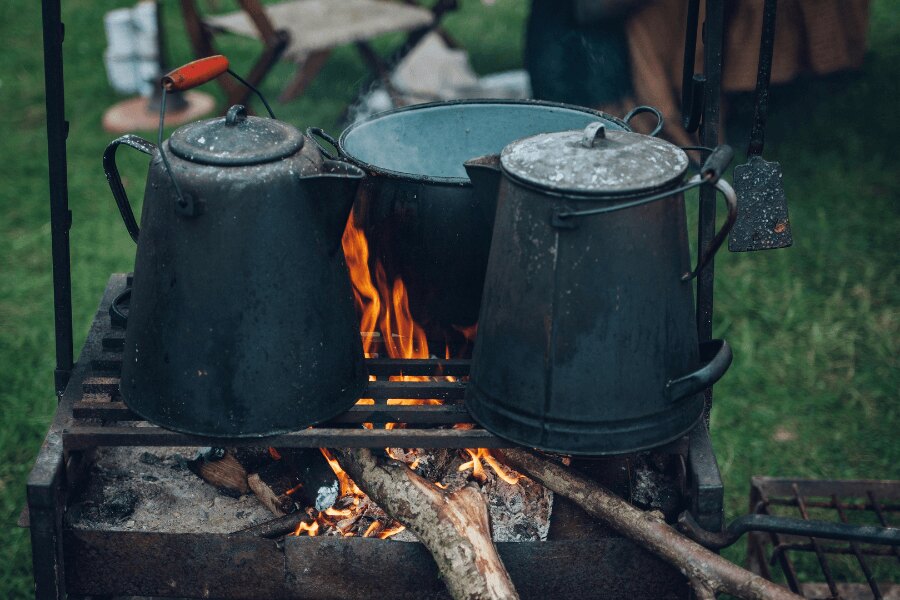 Кана и котле на скара по време на къмпинг. Източник: https://www.pexels.com/cs-cz/foto/221436/