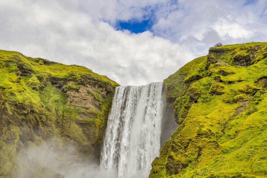 Лаугавегур, Исландия. Източник: https://www.pexels.com/cs-cz/foto/island-priroda-vyznacny-bod-vodopad-3593202/