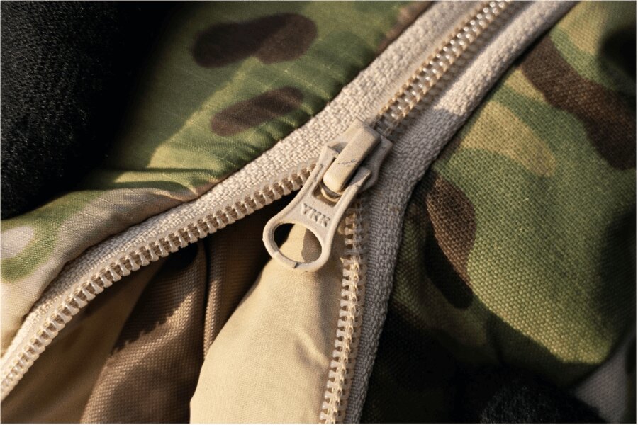 Sleeka Reversible Salopettes Snugpak – пълен цип на крака. Детайл YKK цип. Източник: L.G. (автор)