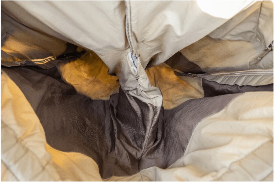 Панталони Sleeka Reversible Salopettes Snugpak – с пълно разкопчаване на крачолите. Вътрешна част и подсилен чатал. Източник: L.G. (автор)