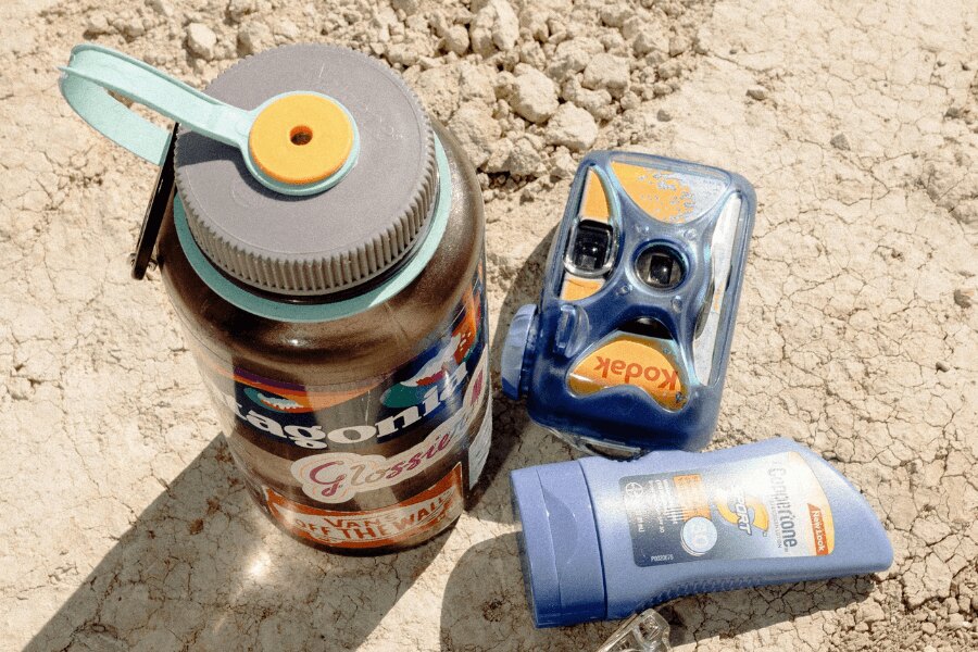 Бутилка Nalgene и фотоапарат Kodak. Източник: https://www.pexels.com/cs-cz/foto/slunecni-bryle-suchy-analogovy-fotoaparat-lahev-2994107/