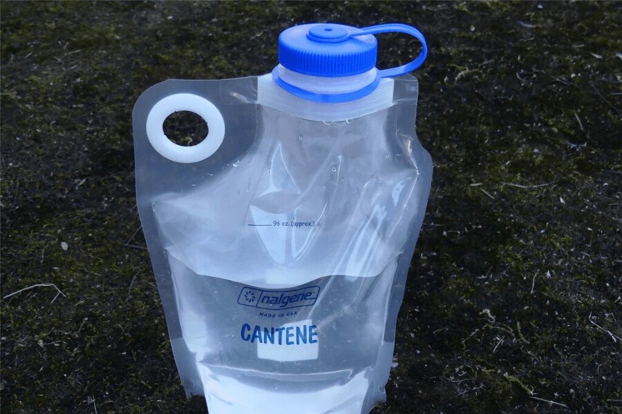 Сгъваема полева бутилка Nalgene. Източник: Rigad