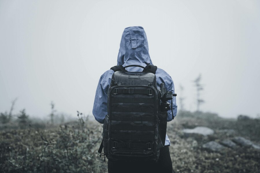 Човек в непромокаемо яке в заледенял пейзаж. Източник: https://www.pexels.com/cs-cz/foto/priroda-muz-kmeny-chytry-telefon-5048614/