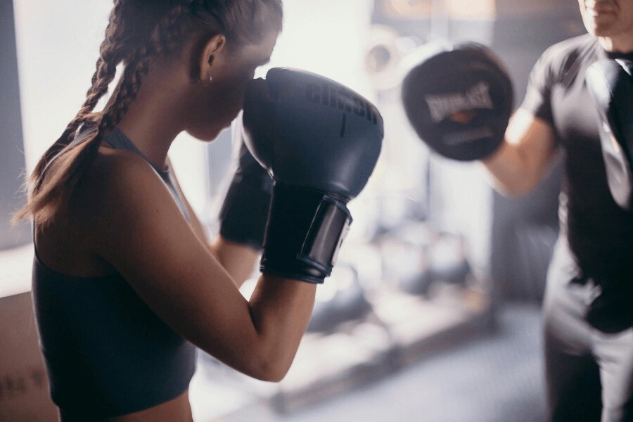 Бокс, самозащита за жени. Източник: https://www.pexels.com/cs-cz/foto/bez-tvare-sport-boj-trenink-4753923/