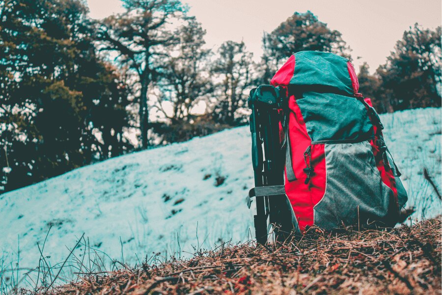 Туристическа раница в снега. Източник: https://www.pexels.com/cs-cz/foto/1178525/