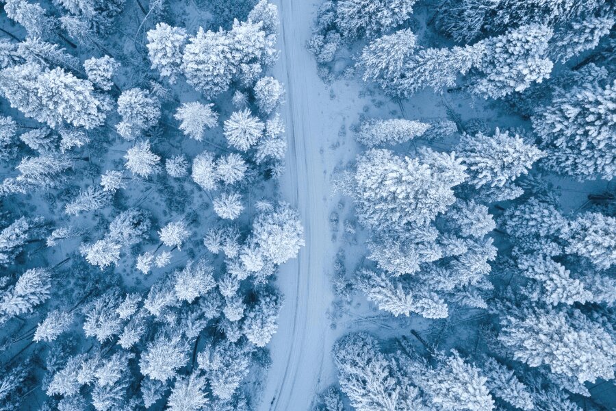 Заснежена гора, изглед от дрон. Източник: https://www.pexels.com/cs-cz/foto/1438761/