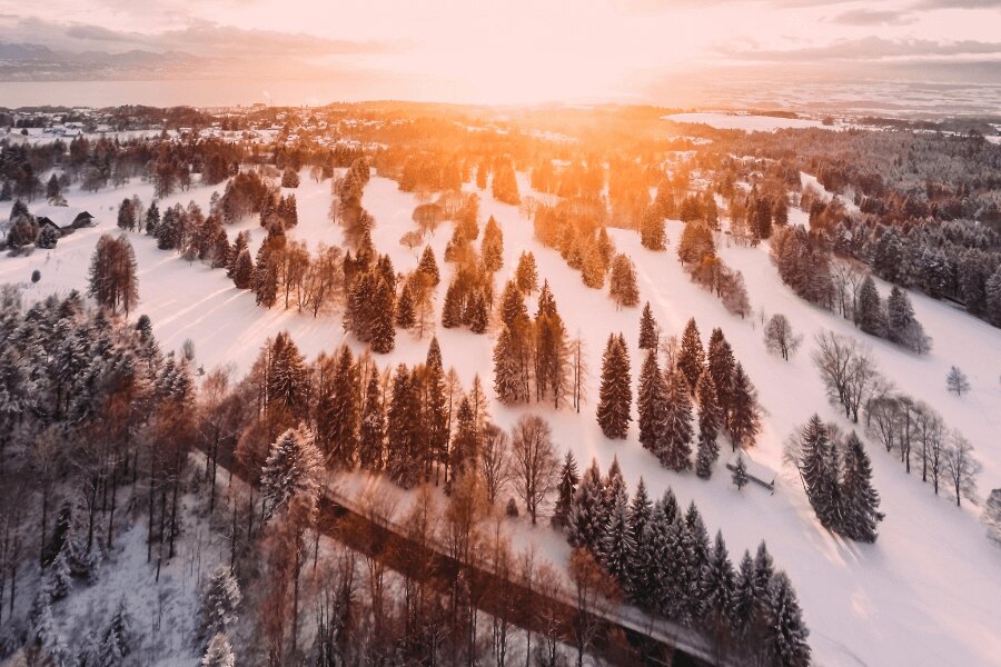 Зимна природа с гора при залез слънце. Източник: https://www.pexels.com/cs-cz/foto/1643773/