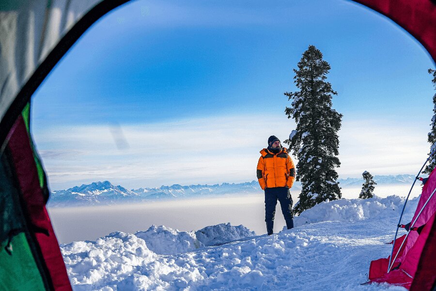 Източник: https://www.pexels.com/cs-cz/foto/snih-muz-zima-hora-20471950/