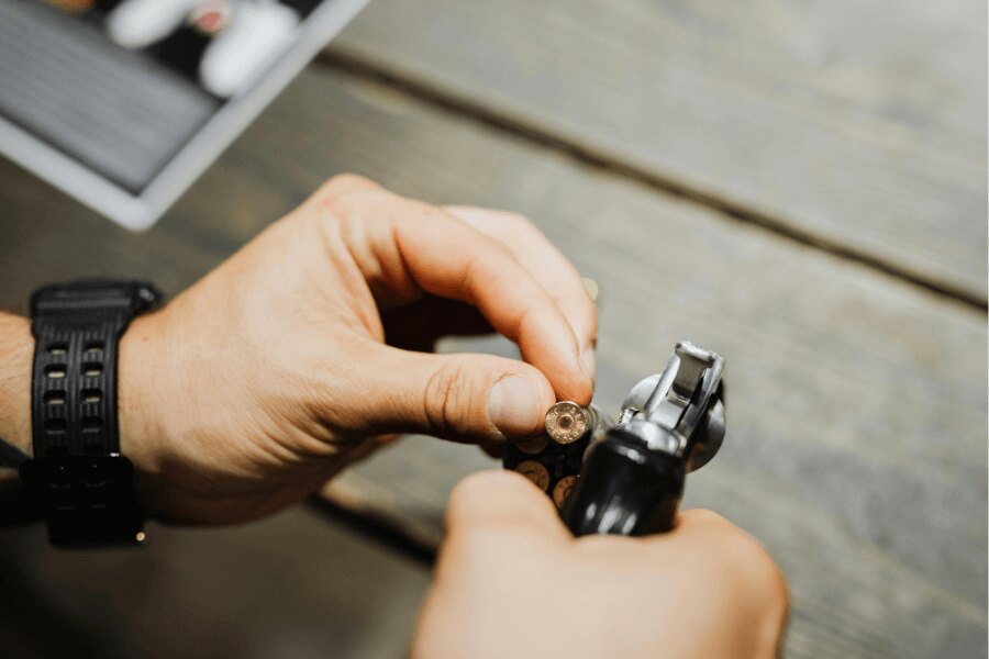 Източник: https://www.pexels.com/cs-cz/foto/osoba-ruce-drzeni-zbran-5202384/