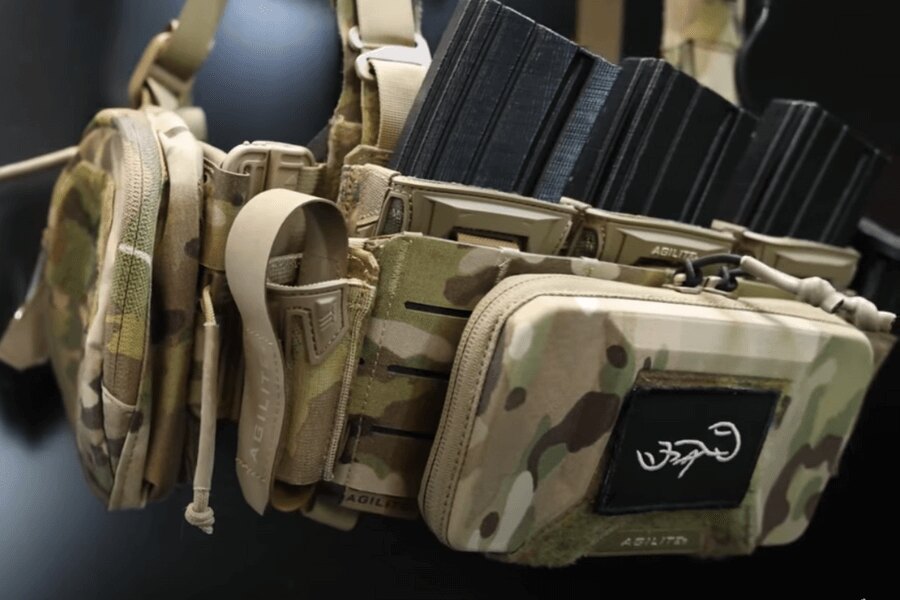 Преден панел Chest Rig Reaper™ Agilite Gear<sup>&reg;</sup> с монтирани джобове за пълнители и Battletech™ Phone Pouch: Източник: Rigad - видео
