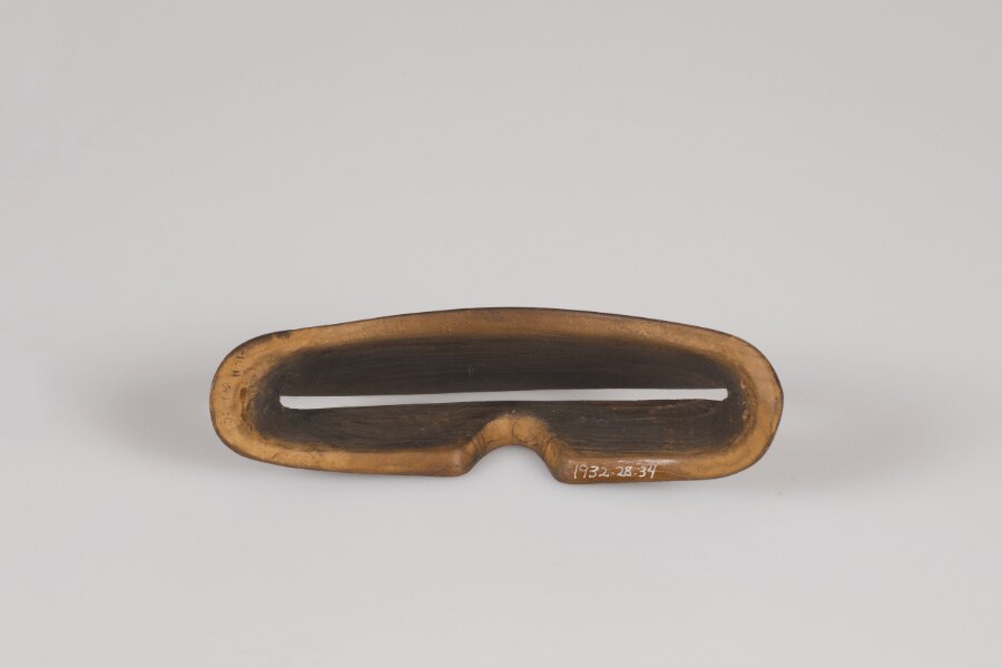 Ескимоски очила: Източник: https://commons.wikimedia.org/wiki/File:Wooden_Snow_Glasses_Given_to_Charles_and_Anne_Lindbergh_-_DPLA_-_b798fd8b44460bb63c76cbb3367abc33_(page_3).jpg