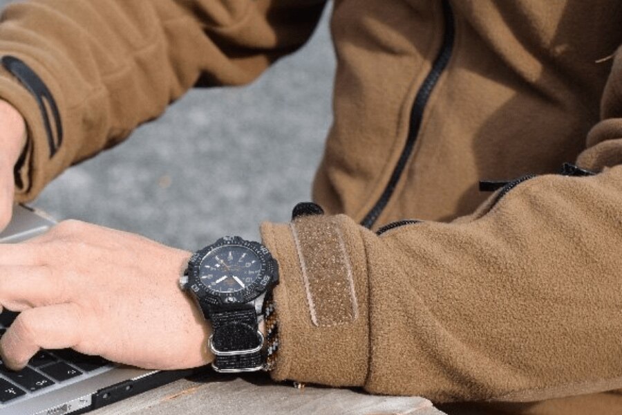 Яке Patriot HF MK 2 Helikon-Tex<sup>®</sup>, детайл на ръкава с часовник. Източник: Rigad, Helikon-Tex