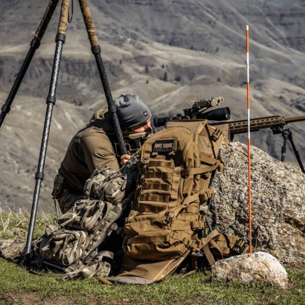 Снайпер при прецизна стрелба с тактическа раница Mission Assault Eberlestock<sup>®</sup> в рамките на EMOD системата. Източник: eberlestock.com, Rigad