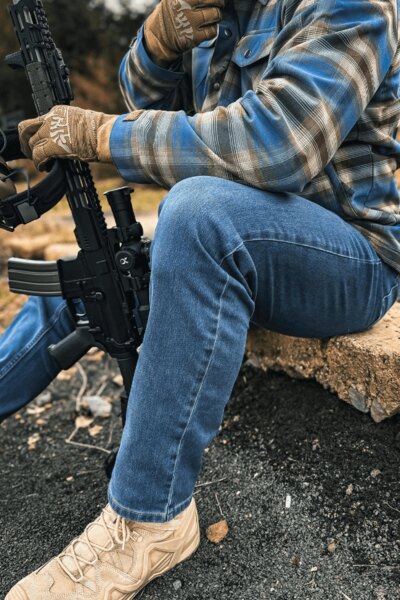 Мъж в панталони Treadstone Jeans<sup>®</sup> Helikon-Tex<sup>®</sup> в карирана риза с пушка. Снимка: Rigad
