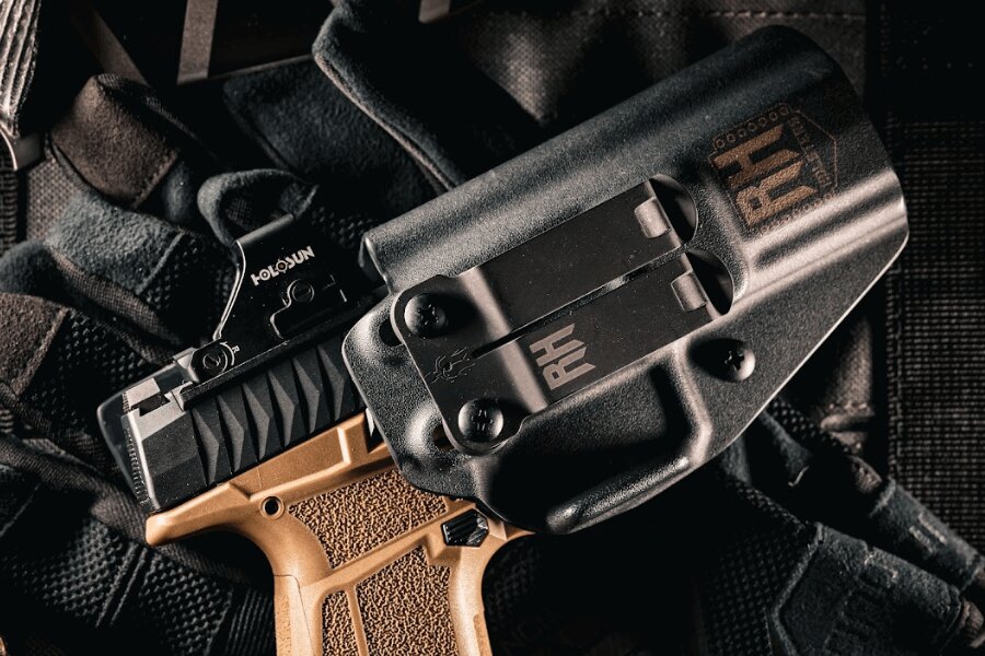 Пистолет Arex в кобур RH Holsters. Източник: Rigad