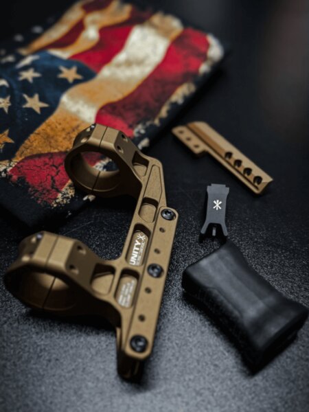 Unity Tactical – модулен монтаж за оптика в цвят FDE с аксесоари; детайл на интерфейс за странични аксесоари и нисък преден захват (hand stop). Снимка: Rigad