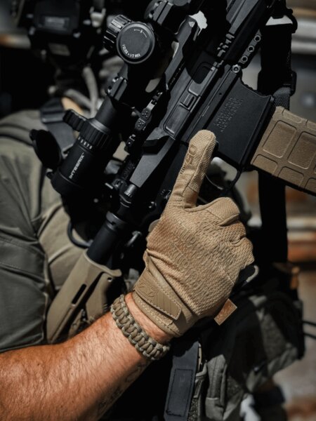 Тактически ръкавици Mechanix при работа с пушка. Снимка: Rigad