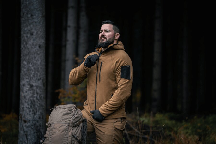 Детайли за закопчаването на двупосочен цип YKK<sup>&reg;</sup> на суитчър Helikon-Tex Patriot Pro с висока яка и прилепнала качулка. Снимка: Rigad