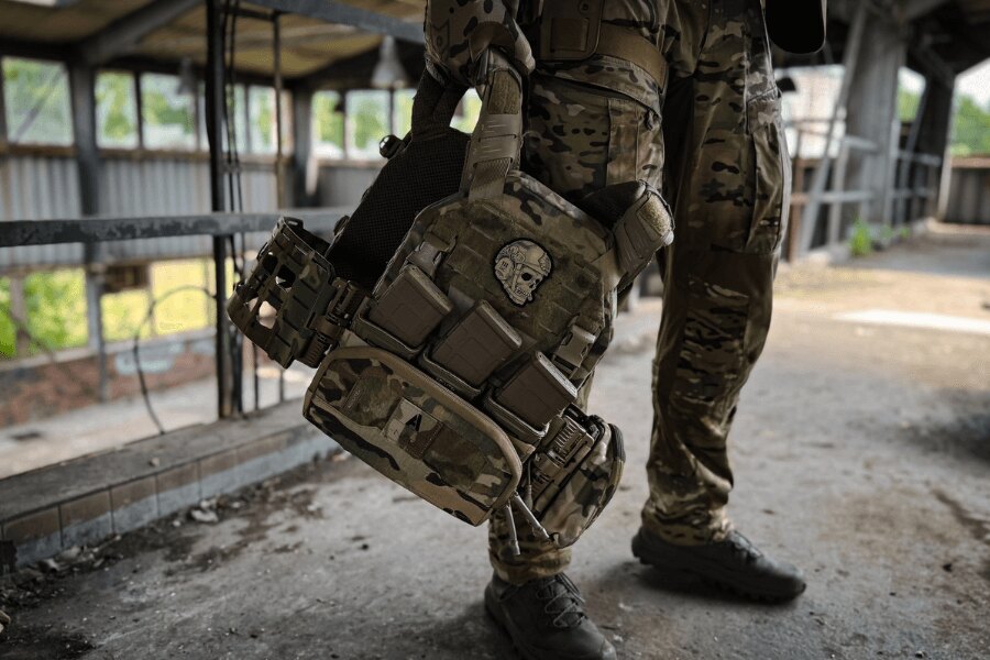 Оператор в multicam униформа носи плочоносец K-ZERO™ SF Agilite<sup>®</sup> за раменните презрамки. Снимка: Rigad