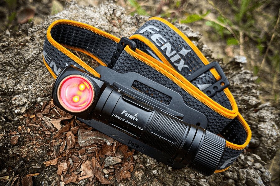Фенерче Fenix с мощна LED светлина, поставено на земята, готово за нощни или влошени условия. Снимка: Rigad