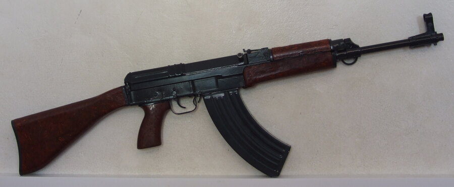 Чехословашки автомат Sa vz. 58 P калибър 7,62×39 със стабилен приклад и с типичен пълнител